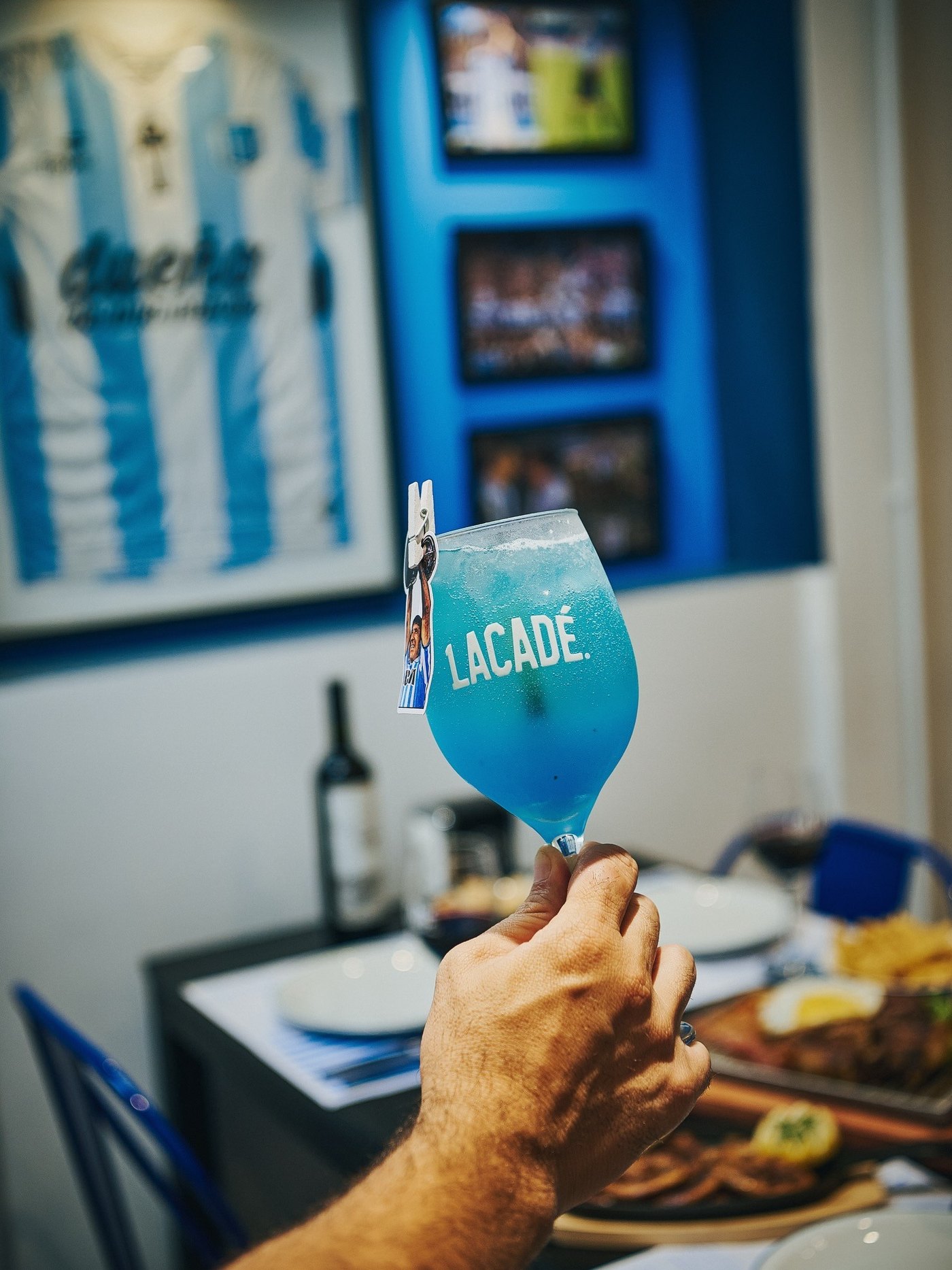 Copa del vino de la casa con la camiseta académica de fondo
