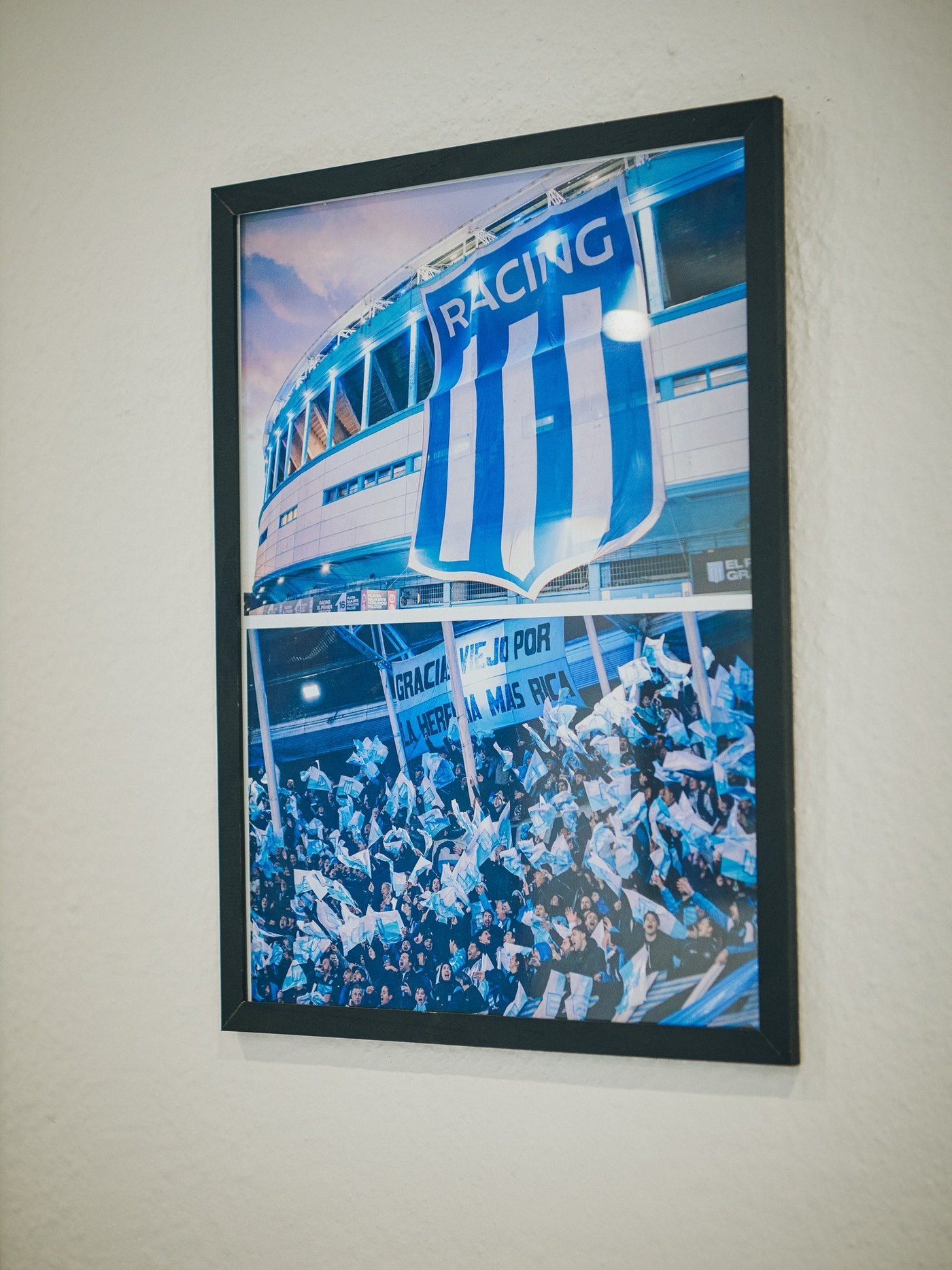 Cuadro del salón con una foto de la hinchada