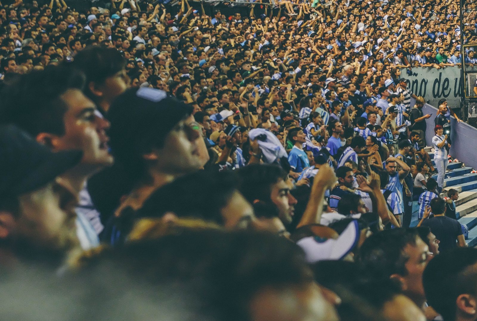 La hinchada de Racing copando la tribuna con banderas celestes